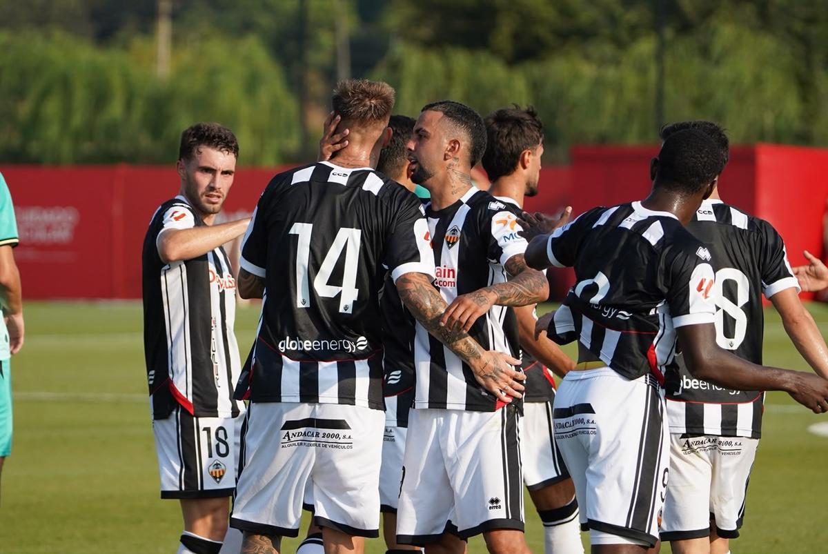 Los jugadores del Castellón celebran el 1-1 de Raúl Sánchez al Girona.