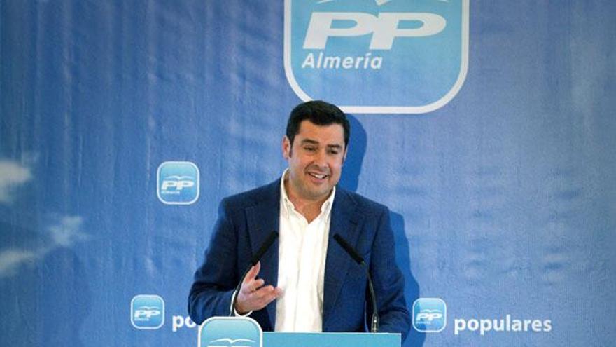 El candidato a la Presidencia del PP andaluz, Juan Manuel Moreno, que se reunió con alcaldes y concejales del PP almeriense, durante su intervención en el acto.