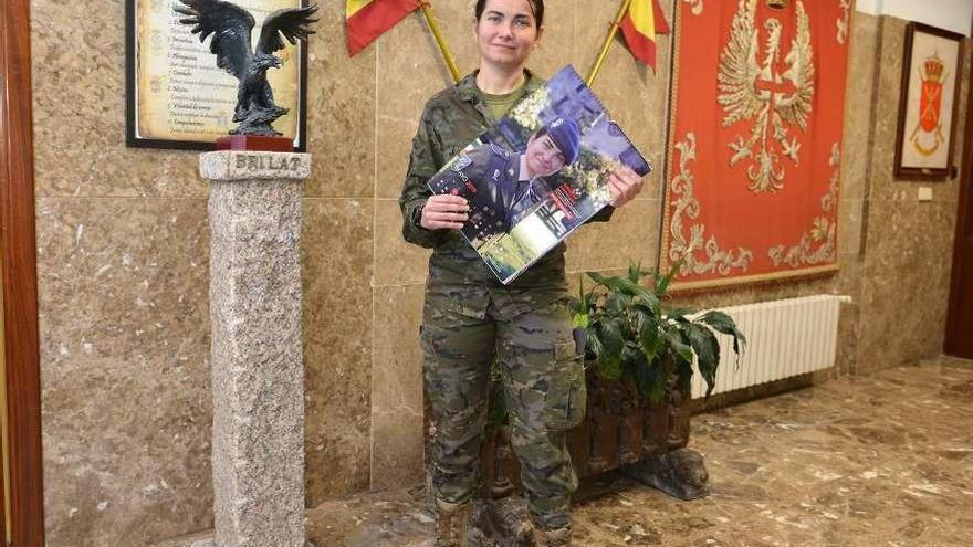 Almudena Porras Ruiz, ayer en la base General Morillo, con el calendario del Ejército. // Gustavo Santos