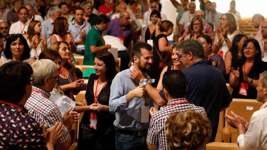 Luis Tudanca aclamado en el XIII Congreso del PSOE, al entrar con Adriana Lastra.