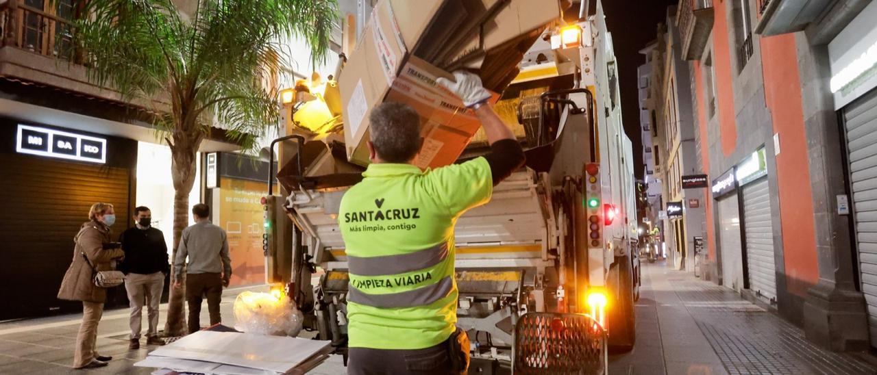 Operarios de limpieza recogen los cartones en las calles de Santa Cruz.