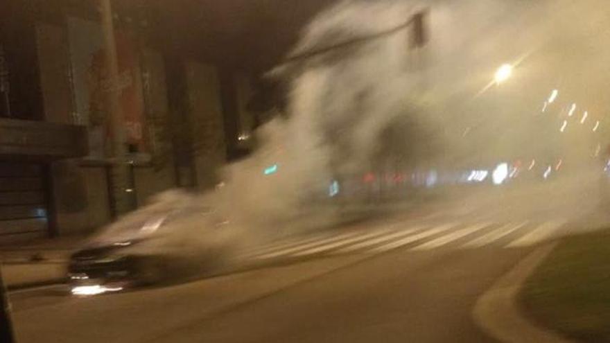 Un conductor huye de un coche en llamas en una avenida de Gijón