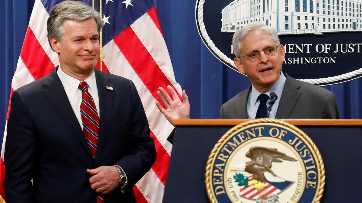 El fiscal general de EEUU, Merrick Garland, y el director general del FBI, Christopher Wray, en la rueda de prensa que han ofrecido este lunes en Washington.