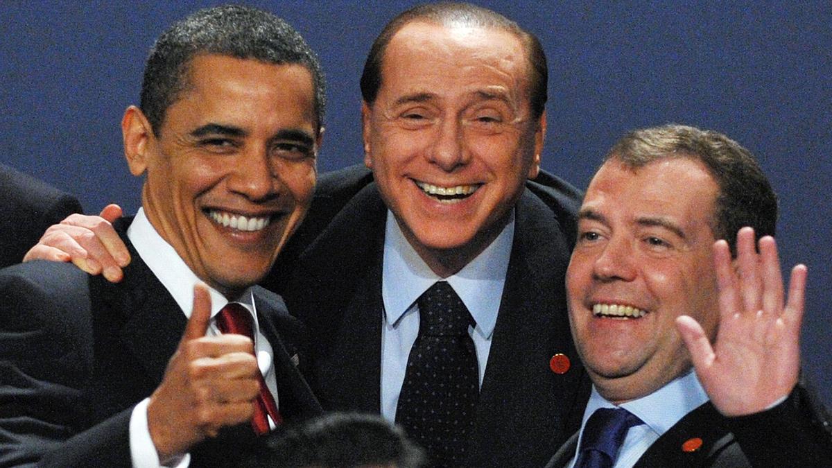 Silvio Berlusconi, entre el entonces presidente de EEUU, Barack Obama, y el presidente ruso, Dmitri Medvedev, durante una cumbre del G20 en Londres en abril de 2009.