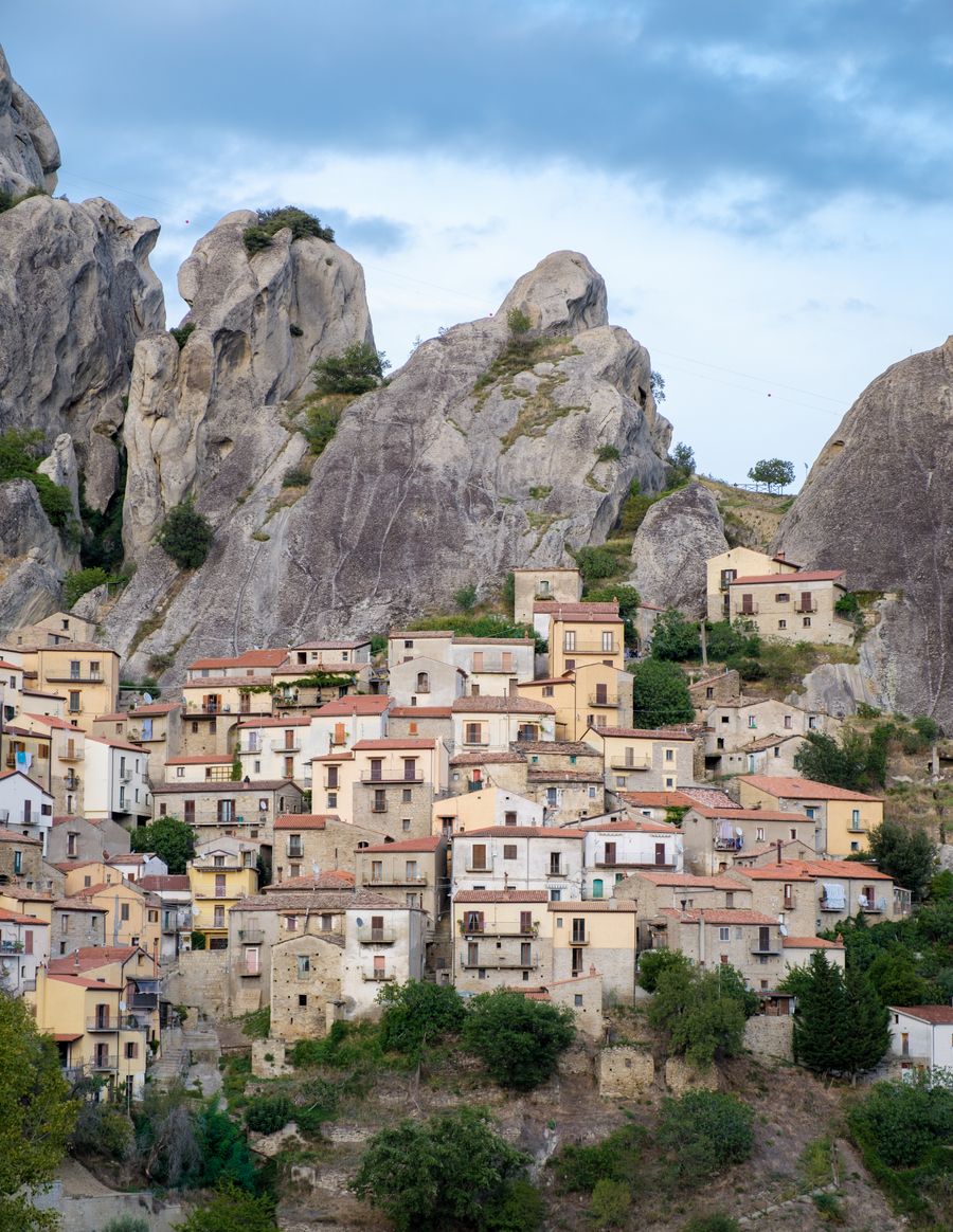 Descubra el encantador encanto del pueblo de Castelmezzano enclavado en espectaculares paisajes rocosos