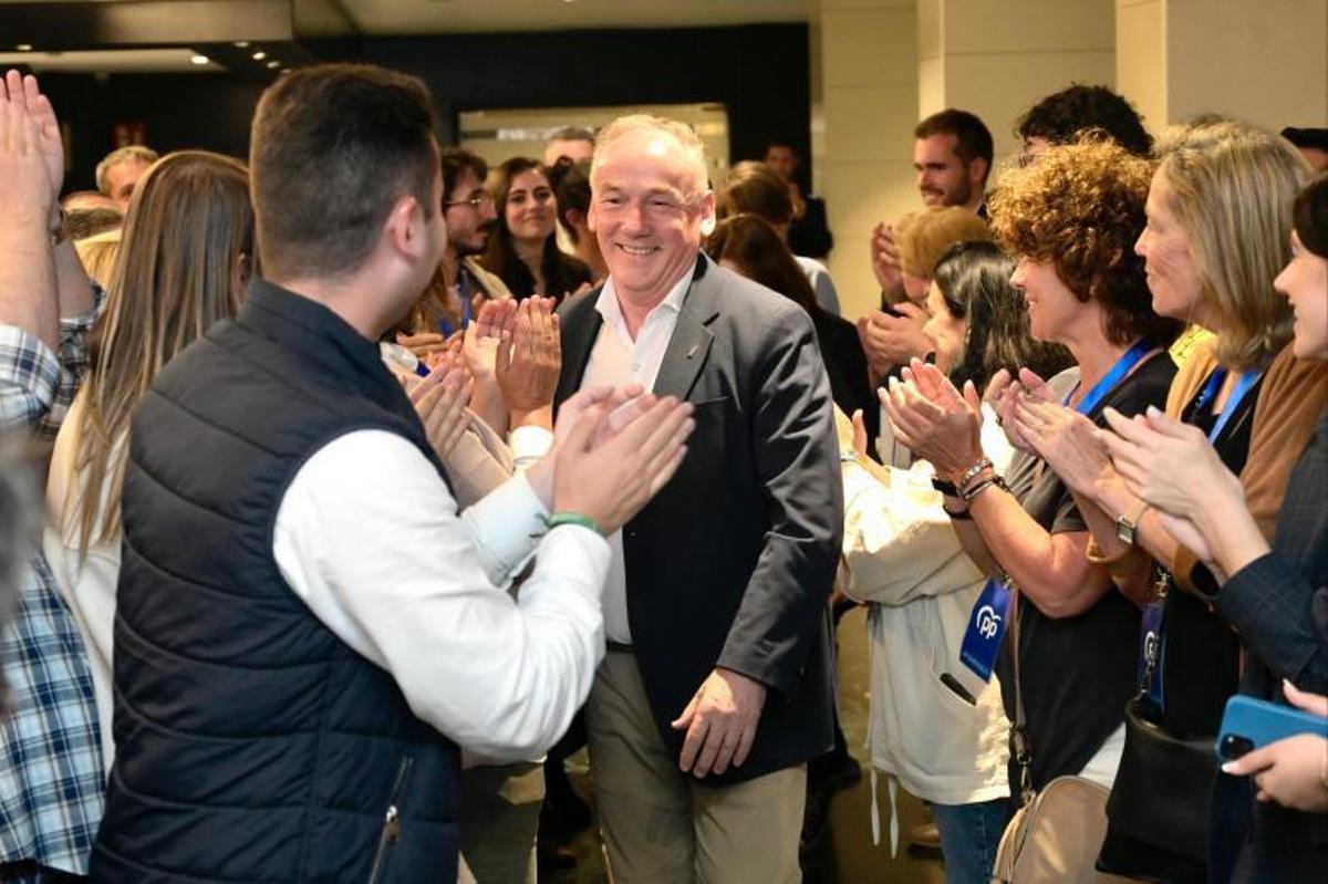 Miguel Lorenzo, rodeado de compañeros del PP, celebra los resultados.   | // CARLOS PARDELLAS
