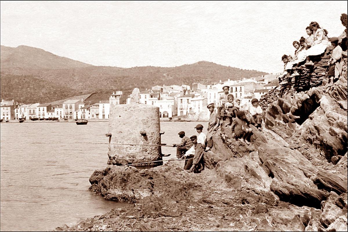 Pescant a la costa amb molta expectació. Any aproximat 1900.