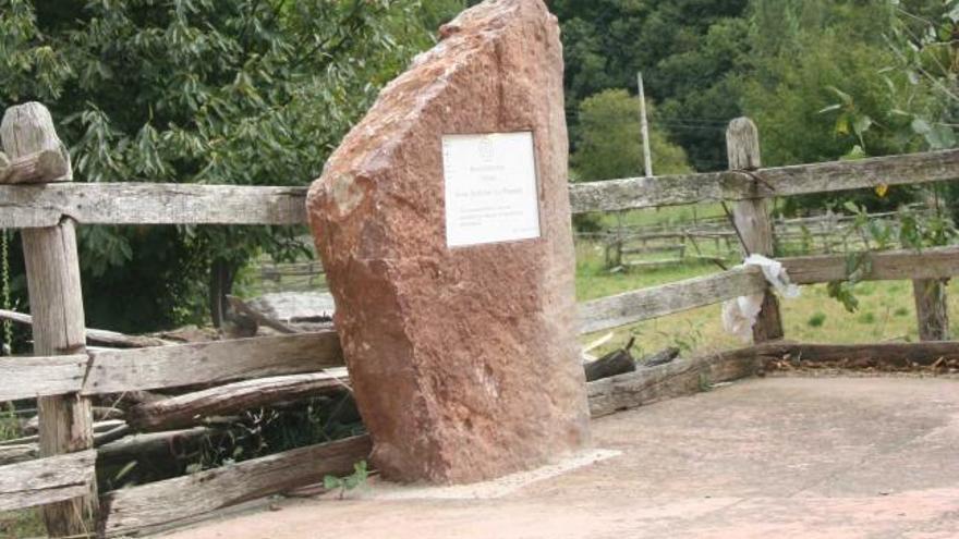 Monolito en recuerdo de las víctimas enterradas en la fosa común de la Pozona.
