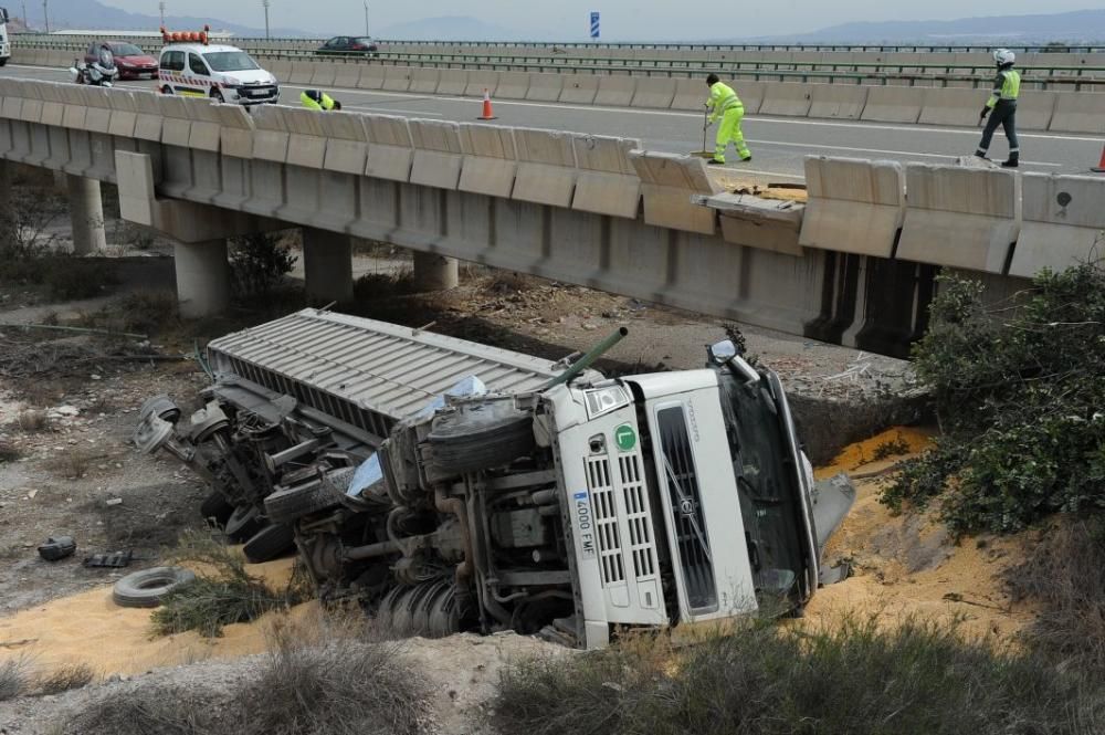 Herido el conductor de un camión en Lorca tras caer desde la autovía A-7 a una rambla