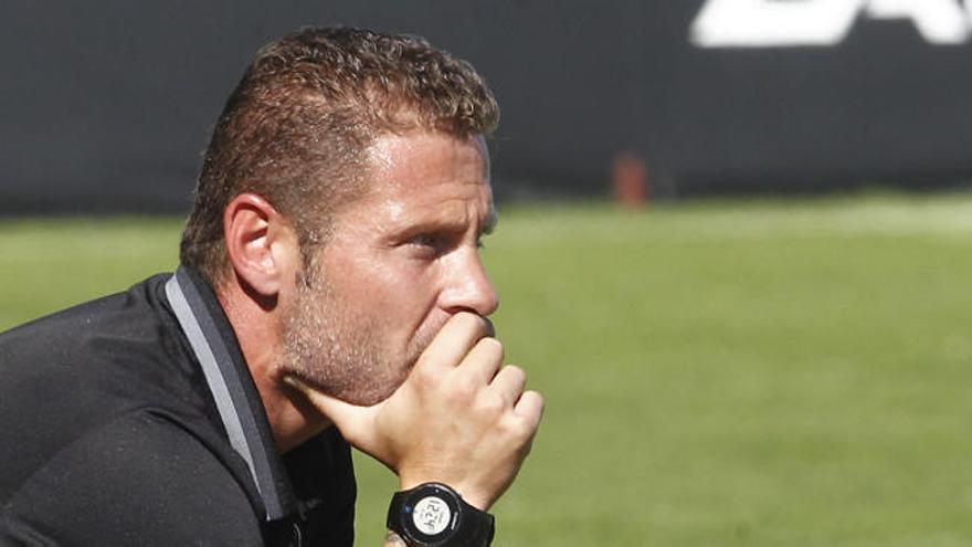 Curro Torres, en el banquillo, cuando dirigía al Valencia Mestalla.