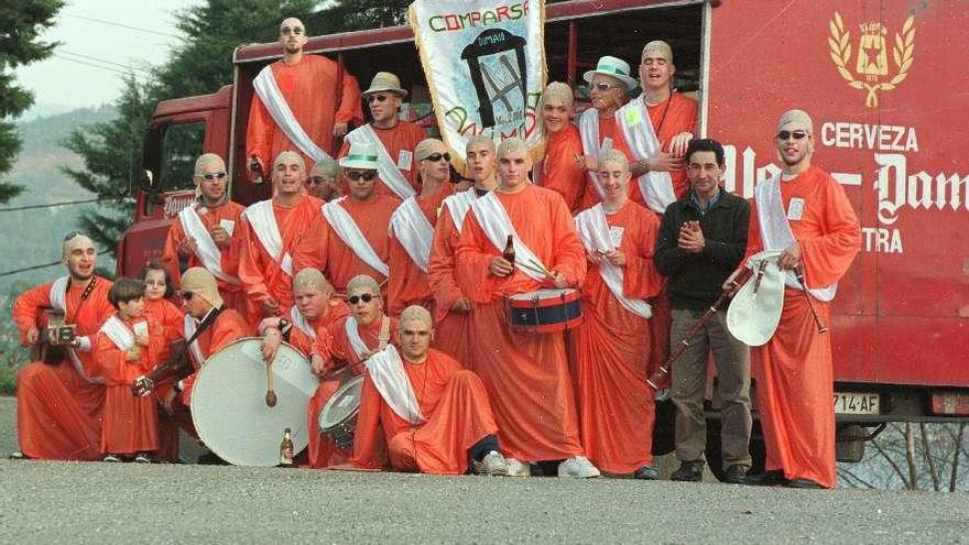 El primer año de Animodo, cuando la comparsa salió disfrazada de monjes budistas. // FdV