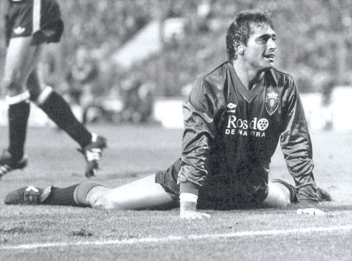 Michael Robinson durante uno de sus partidos con el Osasuna. // Efe