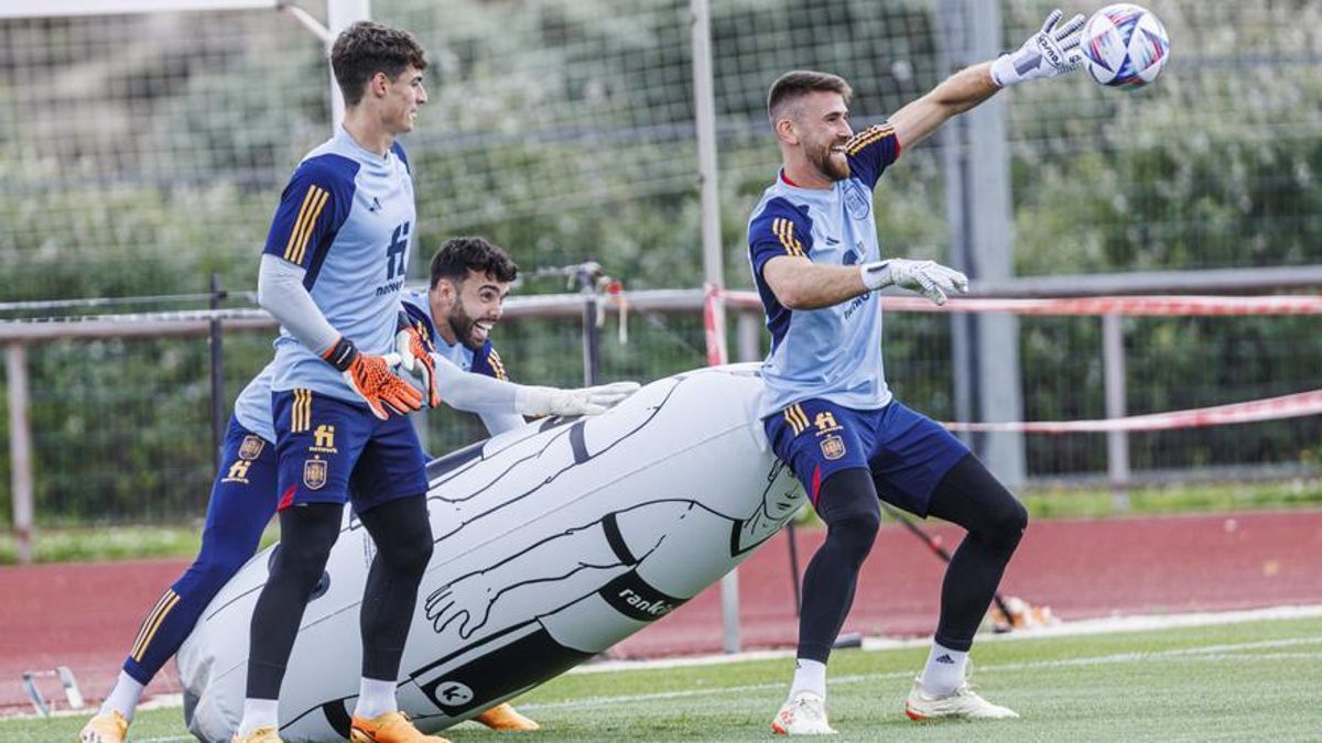 Kepa, Simón y Raya, durante el entrenamiento de la selección en Las Rozas, este sábado.