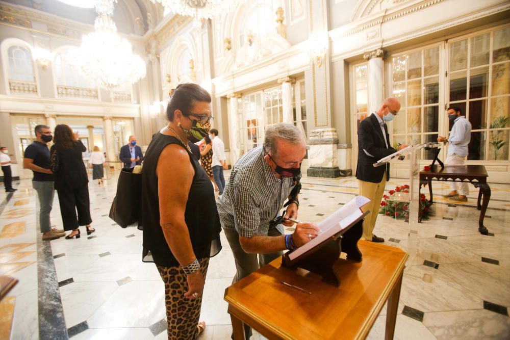 Firma del libro de condolencias por la muerte de Ramón Vilar