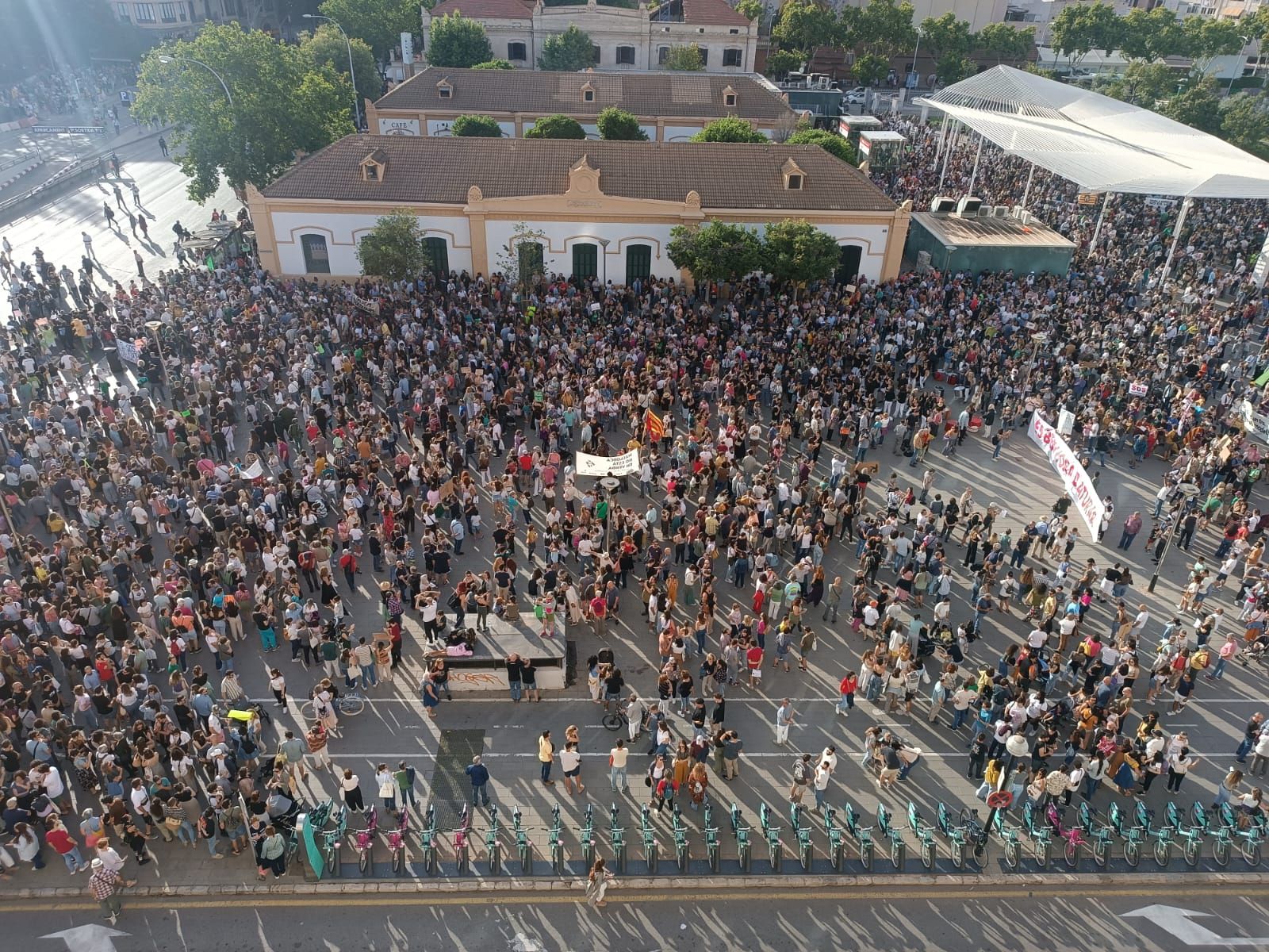 Las imagenes de la manifestación por el derecho a la vivienda y contra la masificación turística