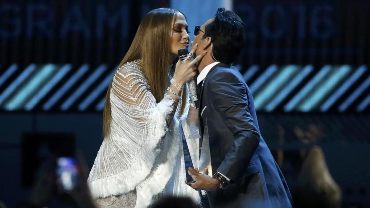 lmmarco36327540 jennifer lopez kisses marc anthony after she presented him w161207193406