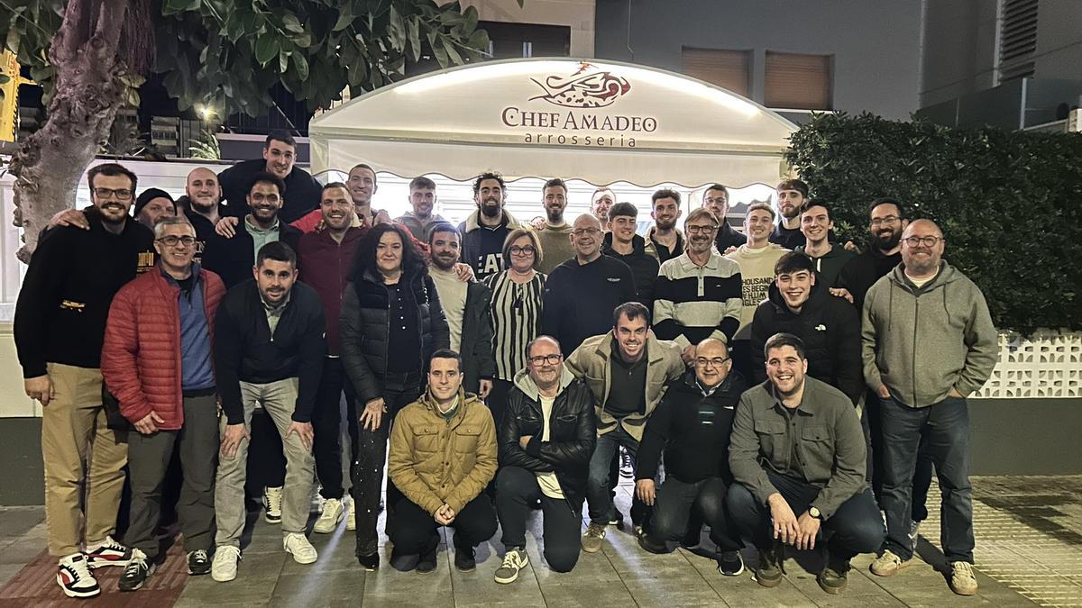 Primer equipo, directiva y técnicos de la base de UpB Gandia celebran la cena de Navidad