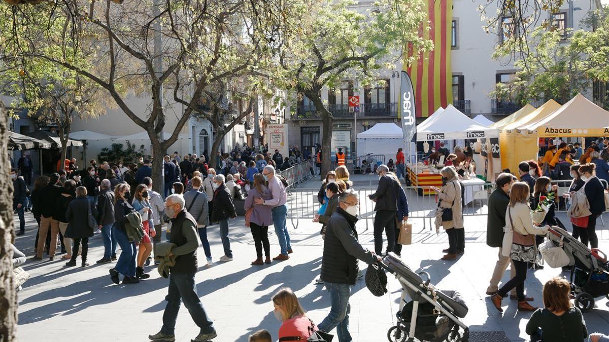 BARCELONA 23 04 2021 Dia de Sant Jordi  Ambiente en la plaza Orfila de Sant Andreu            FOTO  ALVARO MONGE