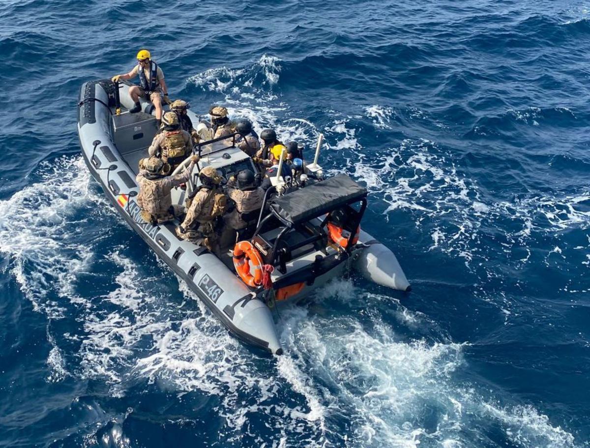 Una dotación parte al encuentro del barco.