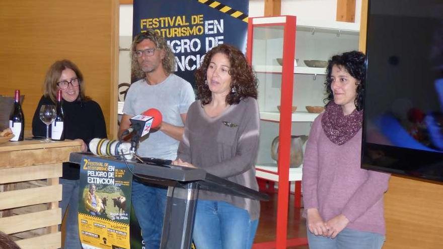 Por la izquierda, Belén Liste, gerente del GDR Alto Narcea Muniellos; Pablo García; Ana Llano, y la concejala Begoña Cueto, ayer, durante la presentación del Festival de ecoturismo.