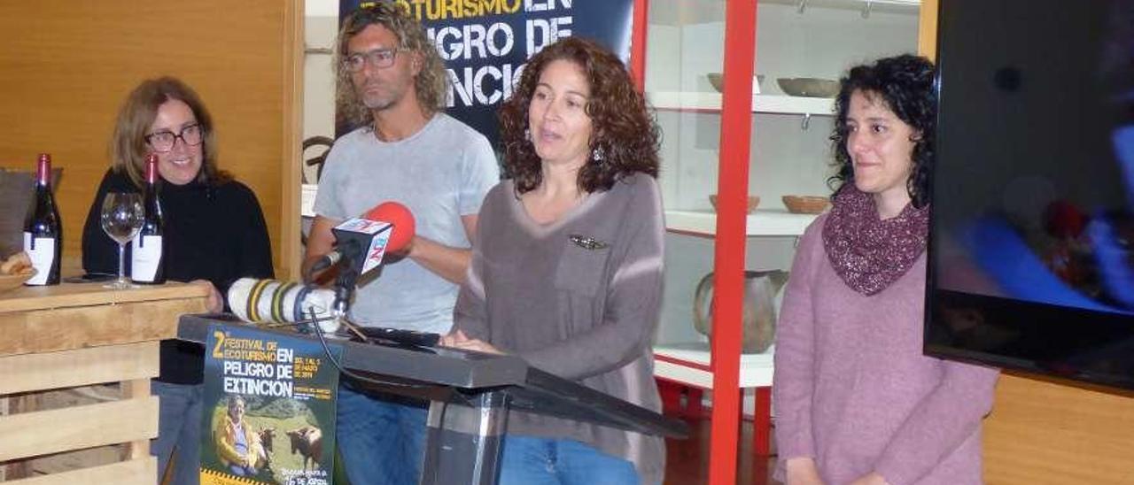 Por la izquierda, Belén Liste, gerente del GDR Alto Narcea Muniellos; Pablo García; Ana Llano, y la concejala Begoña Cueto, ayer, durante la presentación del Festival de ecoturismo.