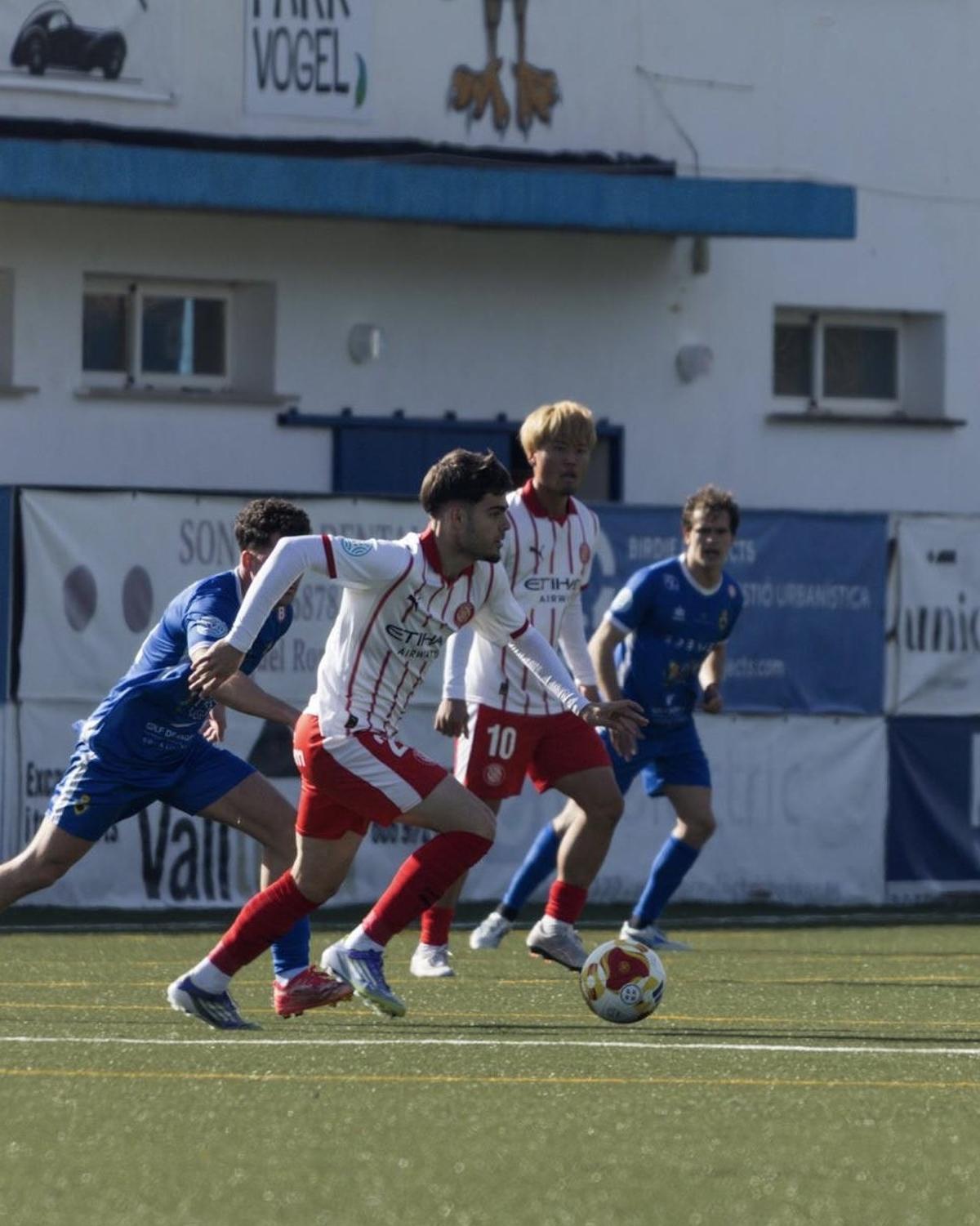 Guillem Badia condueix la pilota davant l'Andratx.