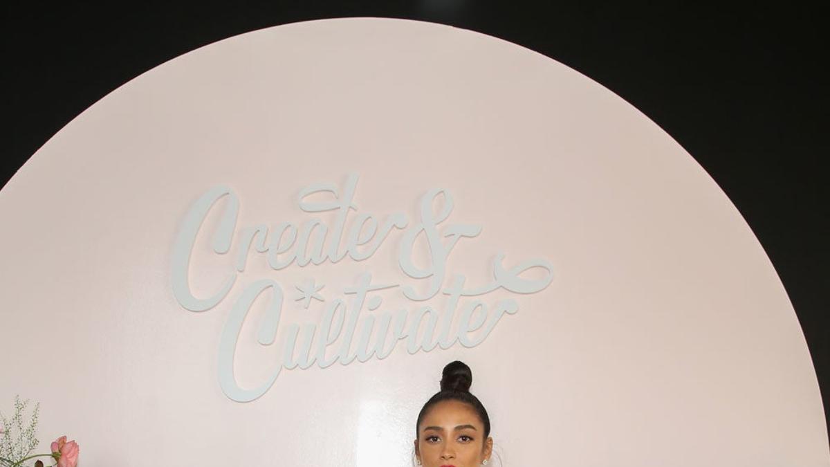 Shay Mitchell posando en el evento Create &amp; Cultivate