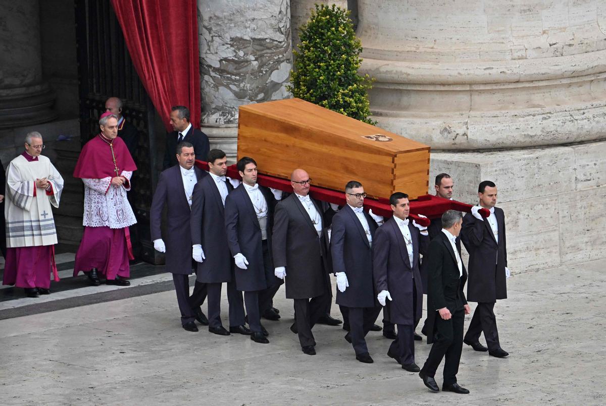 Los portadores del féretro llevan el ataúd del Papa Emérito Benedicto XVI al comienzo de su misa fúnebre en la plaza de San Pedro en el Vaticano.