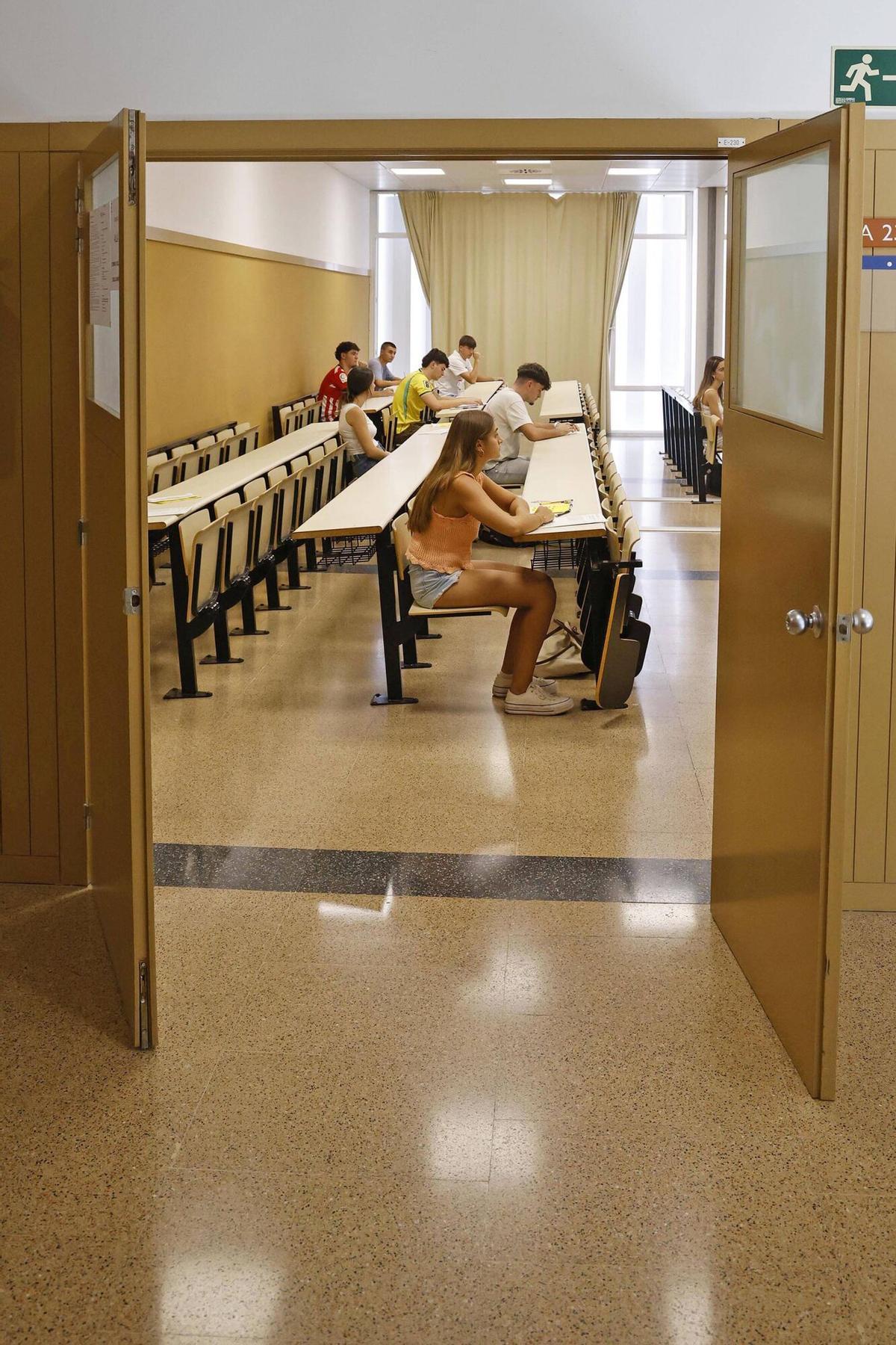 Girona. Facultat Economia UdG. Selectivitat 2026 setembre. Proves PAU.