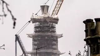 La cruz de la Sagrada Família, ya sin parte de los andamios, comienza a redibujar la silueta de Barcelona