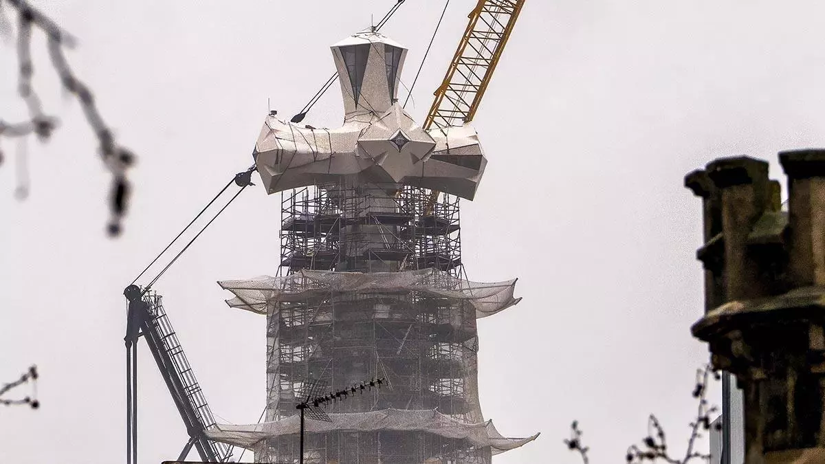 La cruz de la Sagrada Família, ya sin parte de los andamios, comienza a redibujar la silueta de Barcelona