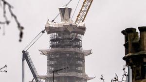 La cruz que corona la Sagrada Família, visible desde toda Barcelona sin andamios