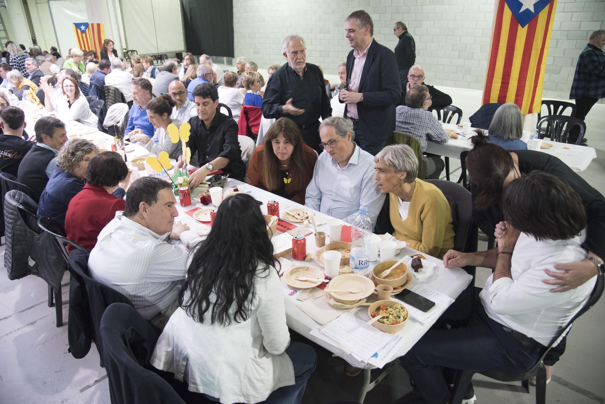 Laura Borràs es estimada en un acte amb els seus afins a Manresa