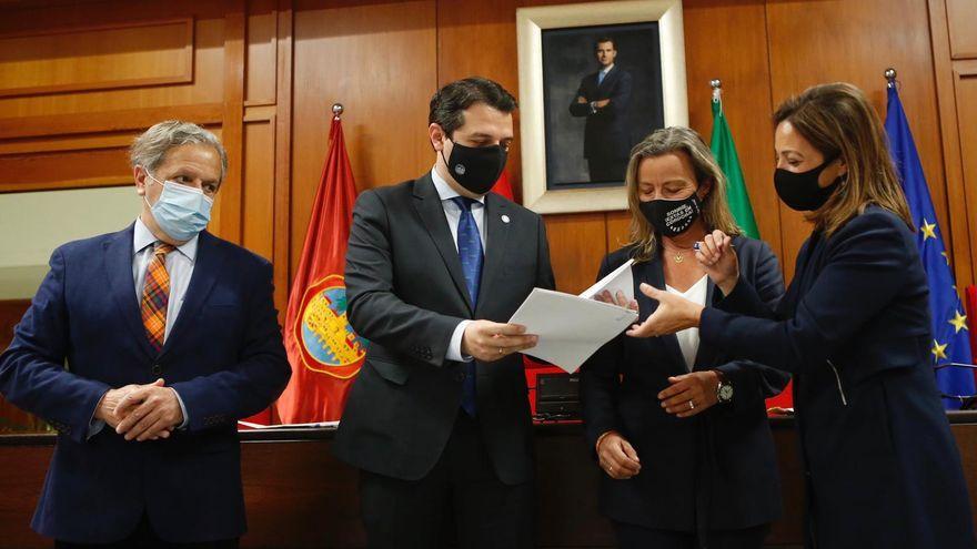 Isabel Ambrosio, a la derecha, junto a Salvador Fuentes, José María Bellido e Isabel Albás, tras el acuerdo del presupuesto del 2021.