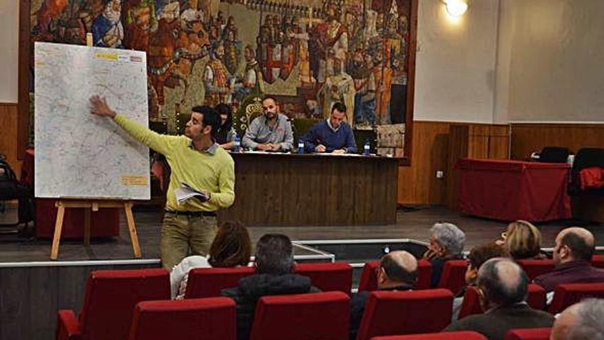 Una asamblea celebrada en la Casa de Cultura La Encomienda.