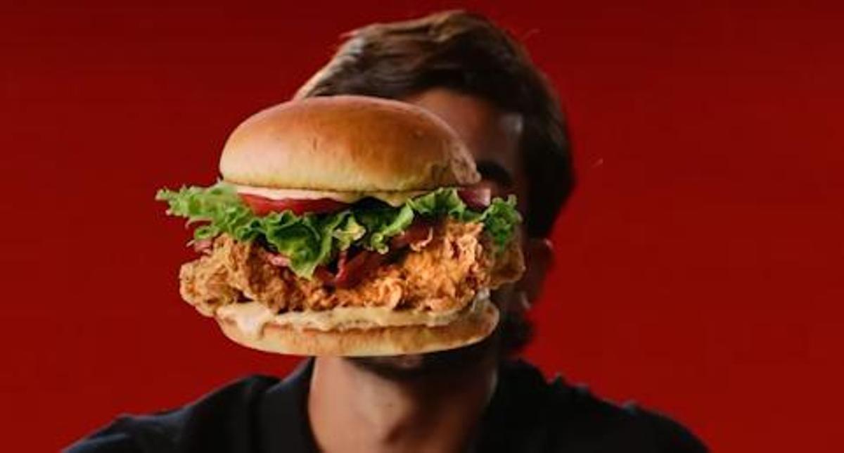 El futbolista Ferran Torres, tapado por una smash burger, en la nueva campaña publicitaria de Vicio.