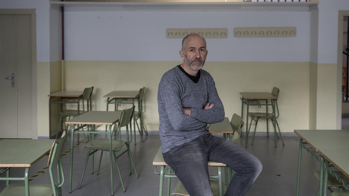 Marc Hortal, director del instituto Pablo Ruiz Picasso de Barcelona, en un aula del centro educativo.