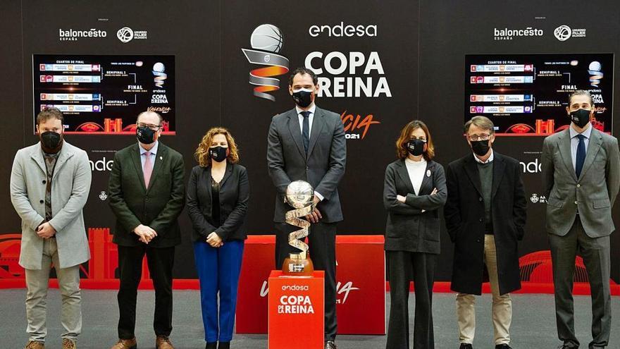 El president de la FEB, Jorge Garbajosa, i d&#039;altres representants institucionals amb la Copa de la Reina ahir a València