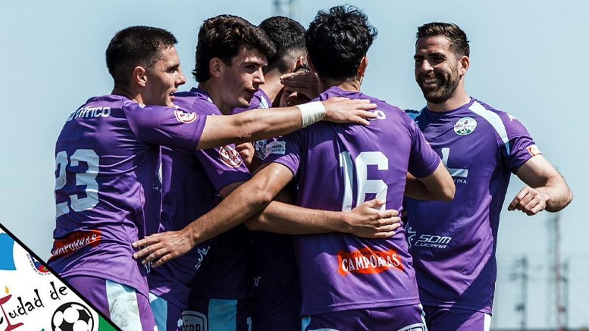 Los jugadores del Ciudad de Lucena celebran un gol.