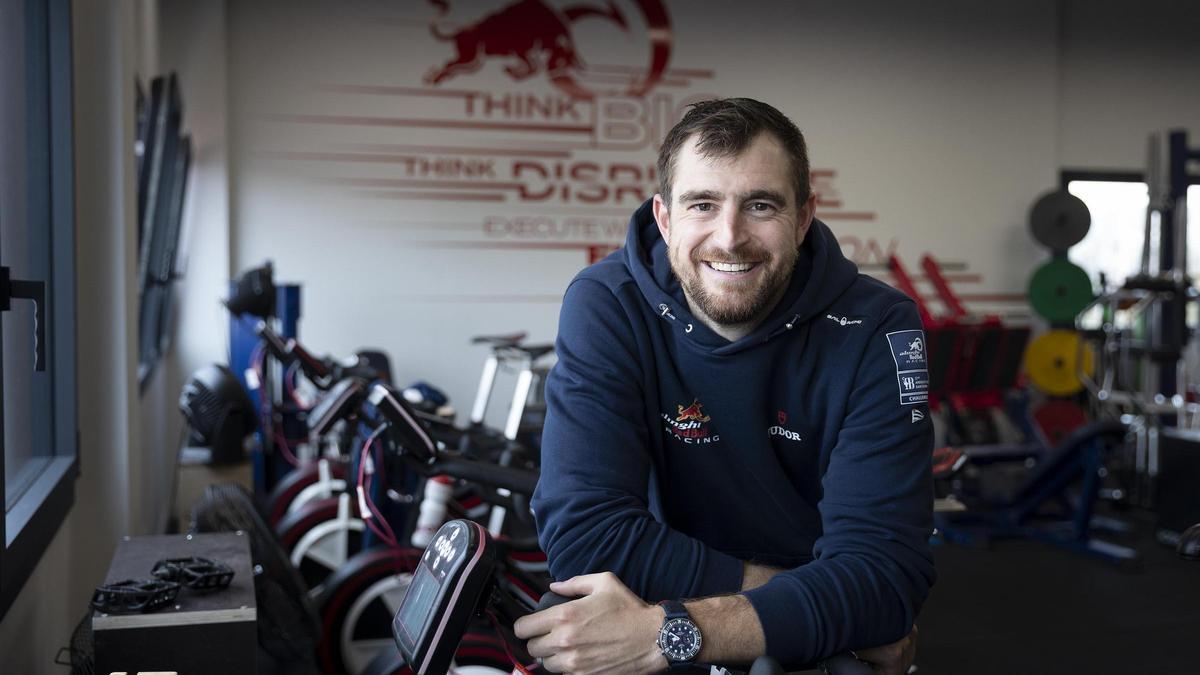 Augustin Maillefer, miembro del 'power group' del equipo Alinghi Red Bull Racing de la Copa América de vela, en el gimnasio de la base suiza donde entrena en Barcelona.