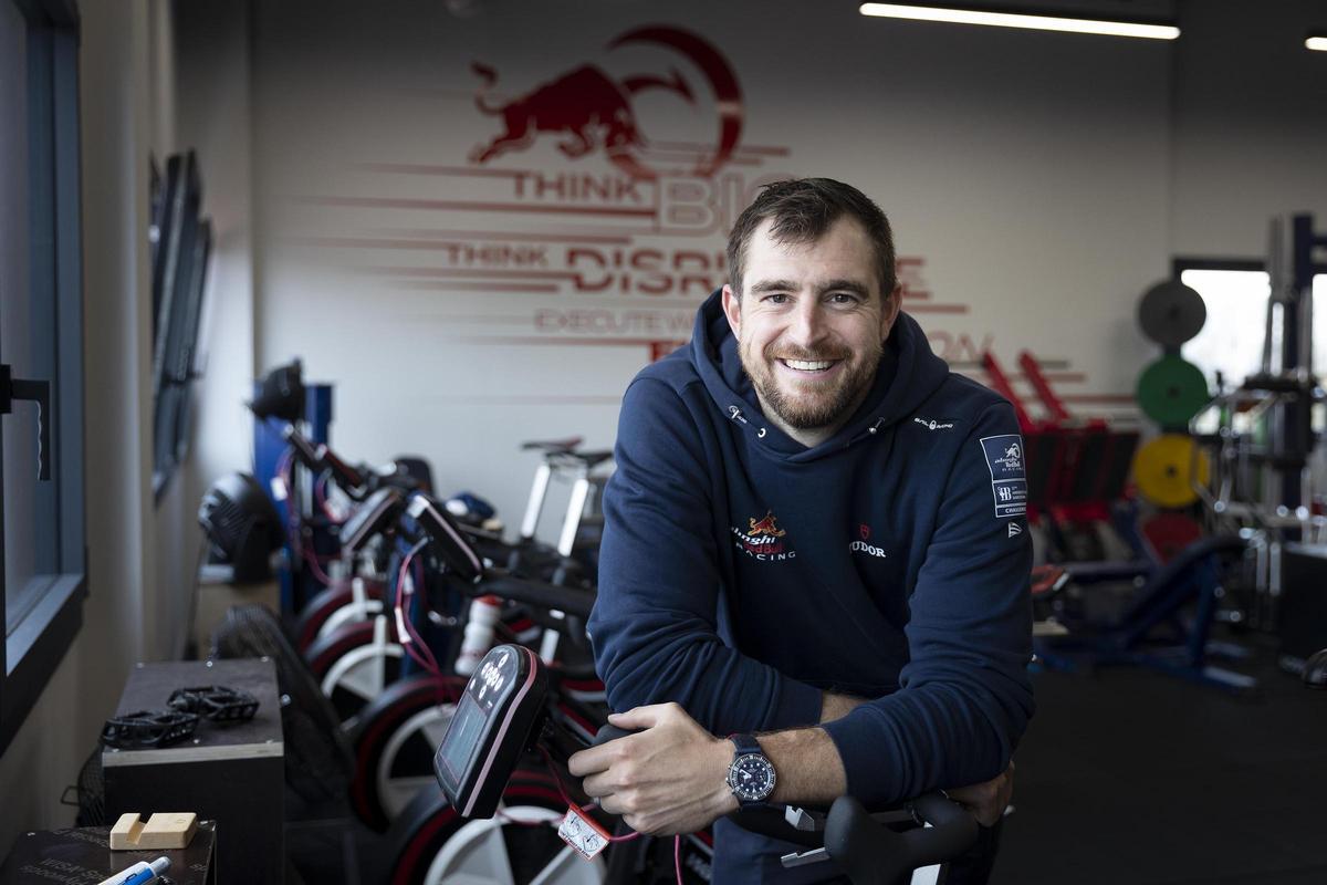 Augustin Maillefer, miembro del 'power group' del equipo Alinghi Red Bull Racing de la Copa América de vela, en el gimnasio de la base suiza donde entrena en Barcelona.