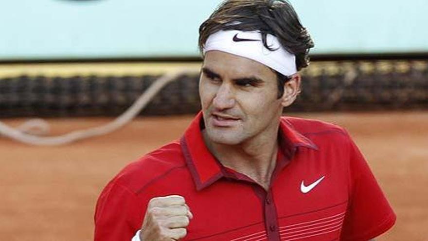 Roger Federer celebra su victoria sobre Gael Monfils