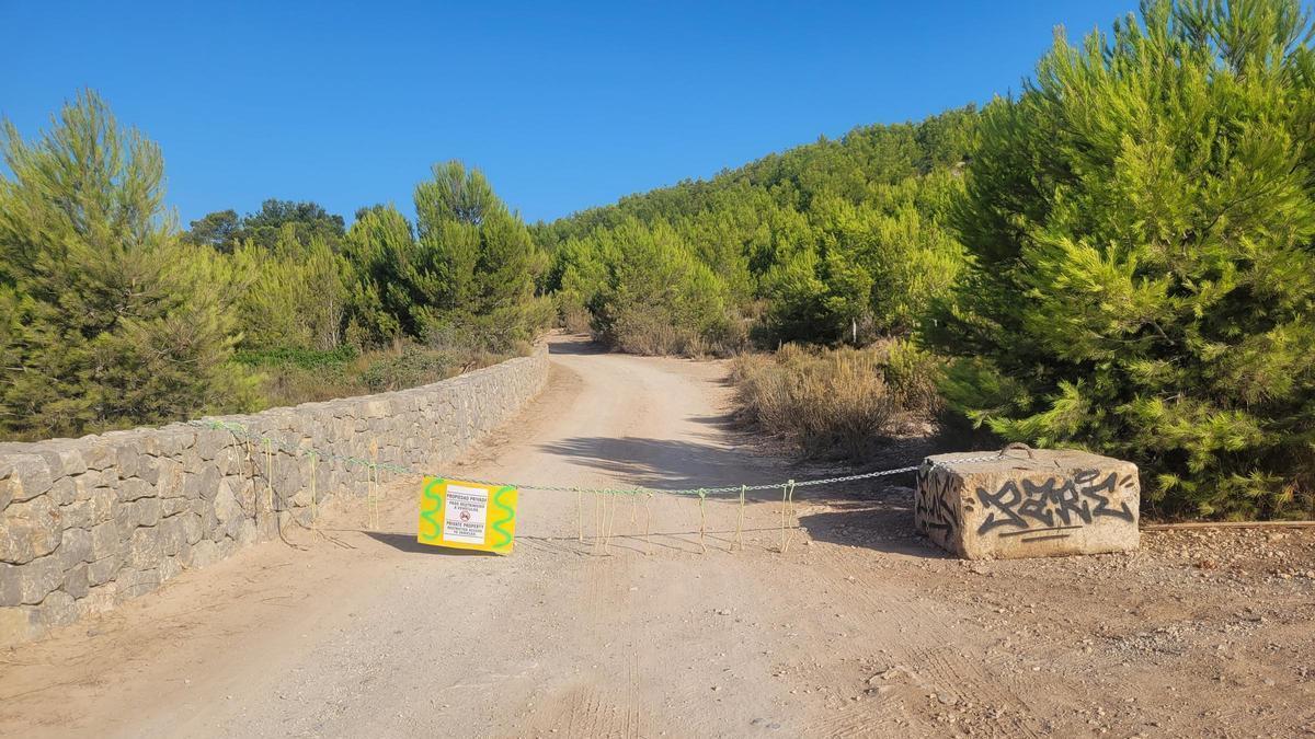 El camino, cerrado con una cadena