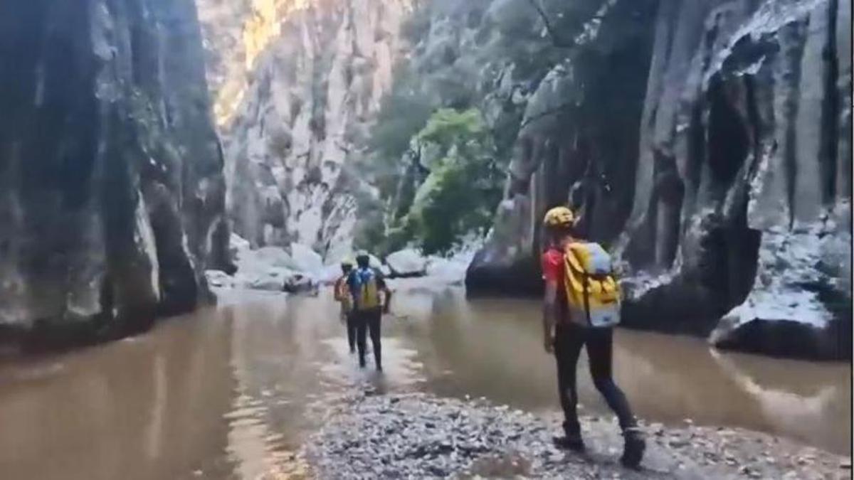 Efectovps de rescate se adentran en el Torrent de Pareis.