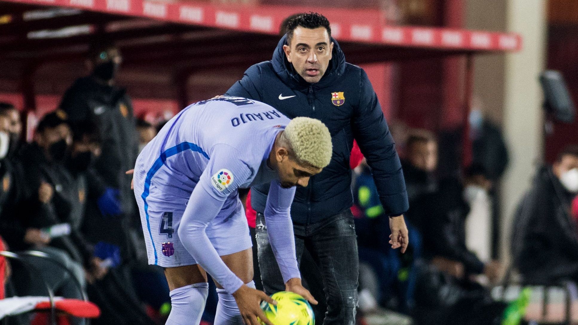 Barcelona's Spanish coach Xavi (R) speaks with Barcelona's Uruguayan defender Ronald Araujo during the Spanish League football match between RCD Mallorca and FC Barcelona at the Visit Mallorca stadium in Palma de Mallorca on January 2, 2022. (Photo by JAIME REINA / AFP)