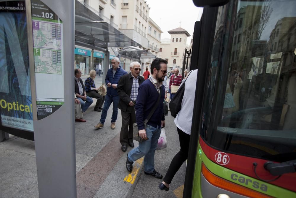 Ciudadanos subiendo al autobús