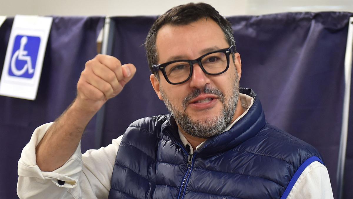 El líder del partido de la Liga, Matteo Salvini , hace gestos en un colegio electoral durante las elecciones anticipadas, en Milán, Italia, el 25 de septiembre de 2022. REUTERS/Massimo Pinca