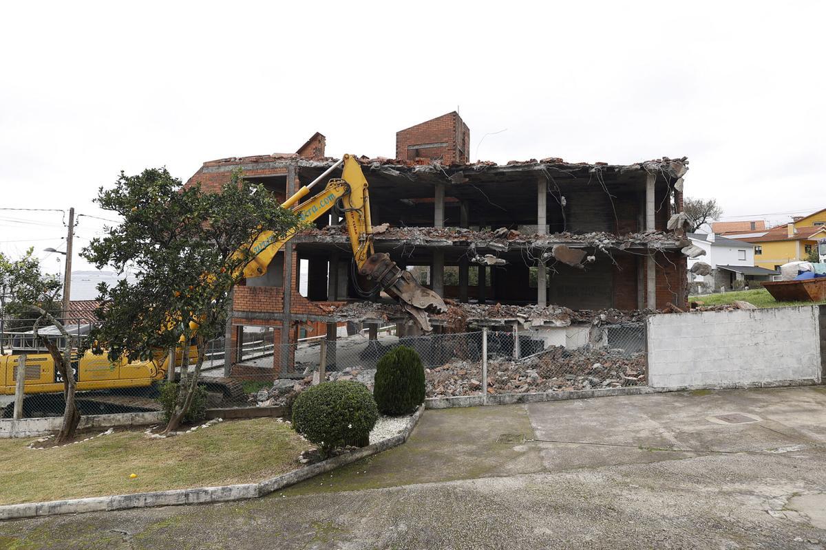 Obras de demolición, en 2025, de un edificio ilegal en el Camiño Real de Lapamán ( Marín, Pontevedra )