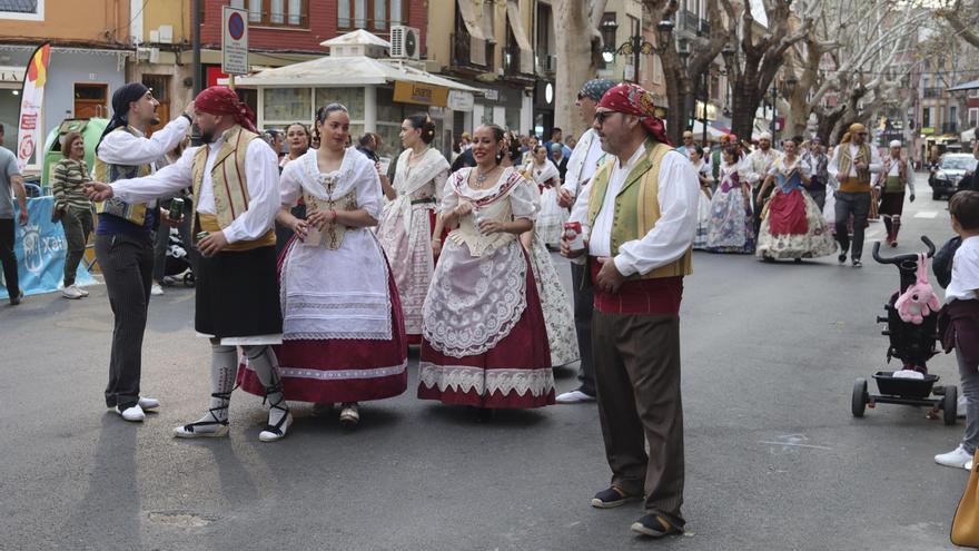 La tradicional visita a las fallas de Xàtiva en imágenes