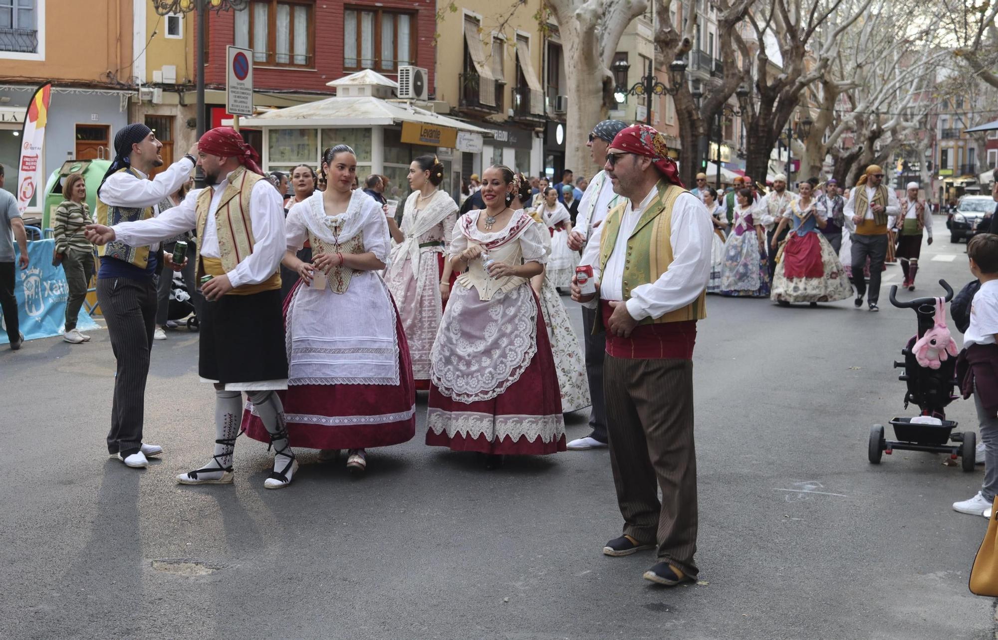 La tradicional visita a las fallas de Xàtiva en imágenes